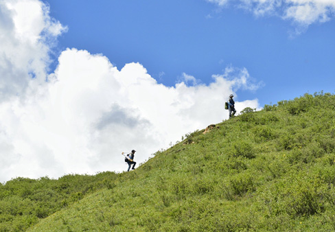 測繪戰(zhàn)士在青海，山下的測繪尖兵