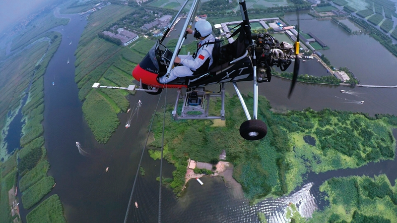 測繪地理信息工作人員利用三角翼在白洋淀進行航空測繪，為雄安新區規劃、選址和建設提供保障服務
