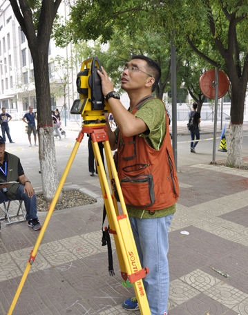呂建國(guó)在使用全站儀進(jìn)行測(cè)量 呂建國(guó)在使用全站儀進(jìn)行測(cè)量